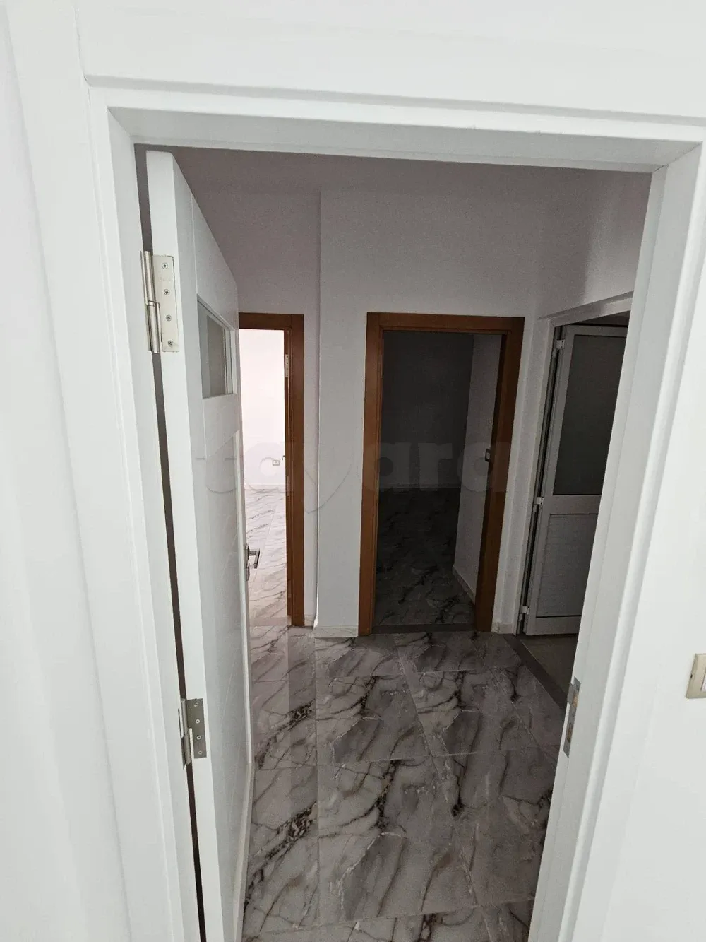 un appartement s+3 rénové au 3éme étage(sans ascenseur) a louer a cité hadika prés de kiosque ola