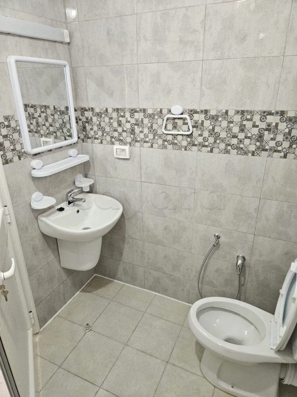un appartement s+3 rénové au 3éme étage(sans ascenseur) a louer a cité hadika prés de kiosque ola