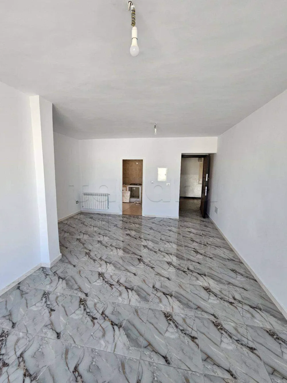 un appartement s+3 rénové au 3éme étage(sans ascenseur) a louer a cité hadika prés de kiosque ola