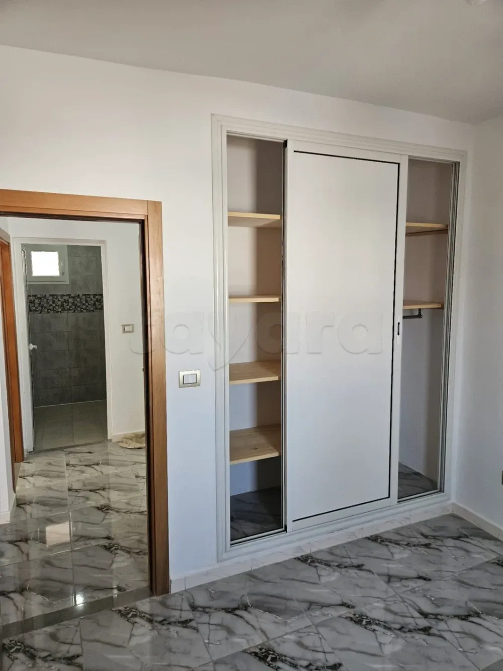 un appartement s+3 rénové au 3éme étage(sans ascenseur) a louer a cité hadika prés de kiosque ola