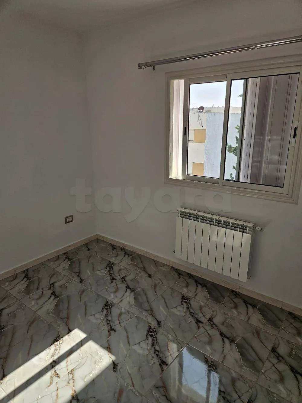 un appartement s+3 rénové au 3éme étage(sans ascenseur) a louer a cité hadika prés de kiosque ola