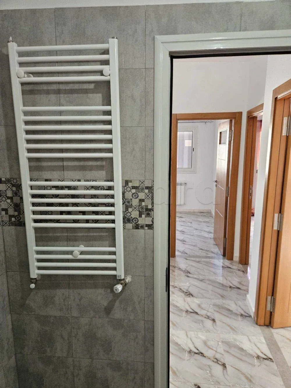 un appartement s+3 rénové au 3éme étage(sans ascenseur) a louer a cité hadika prés de kiosque ola