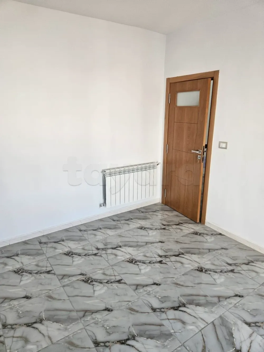 un appartement s+3 rénové au 3éme étage(sans ascenseur) a louer a cité hadika prés de kiosque ola