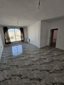 un appartement s+3 rénové au 3éme étage(sans ascenseur) a louer a cité hadika prés de kiosque ola