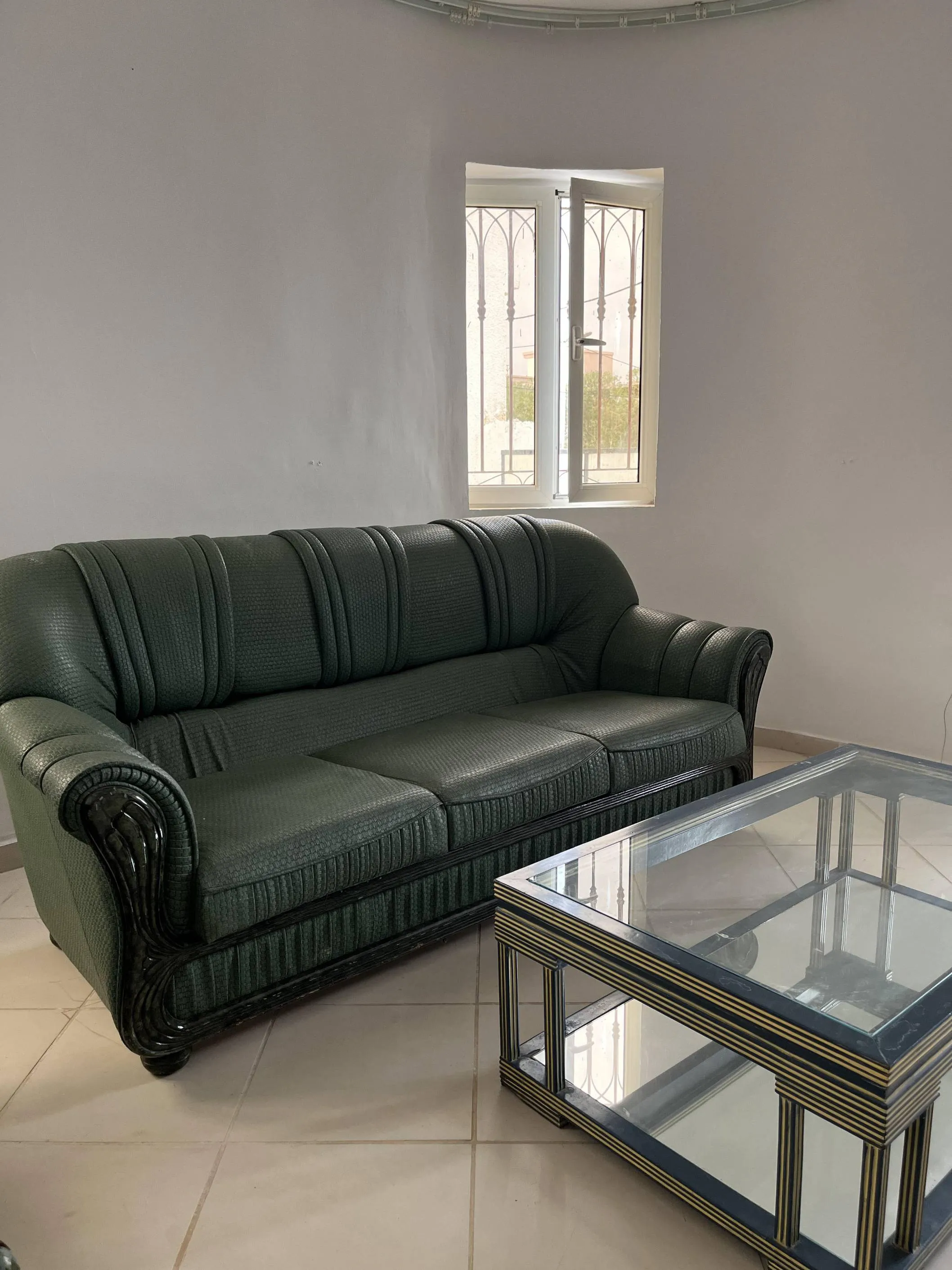 2 canapés vert + table basse rectangulaire