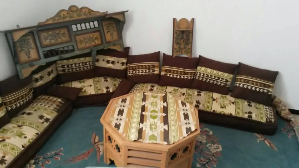 قعدة عربي كاملة كبرة فيها deux coins