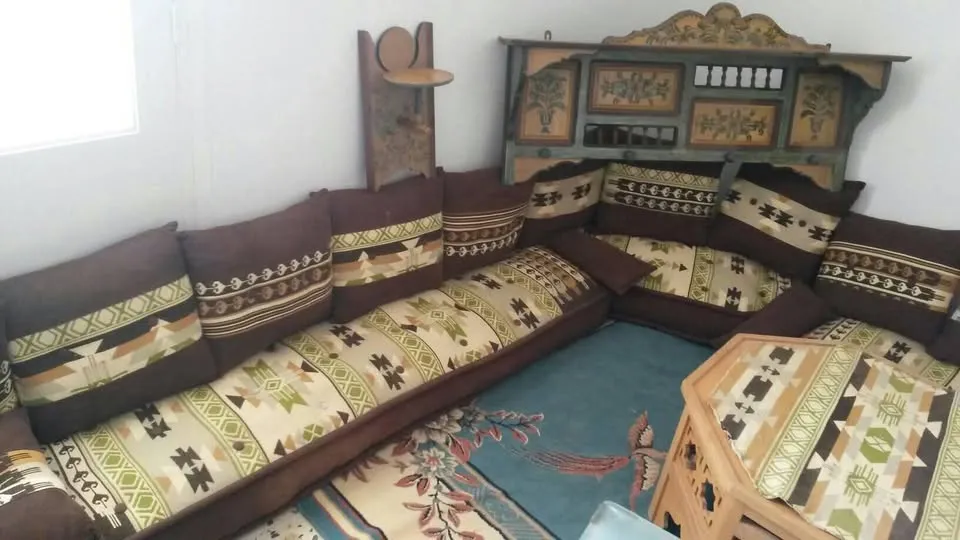 قعدة عربي كاملة كبرة فيها deux coins