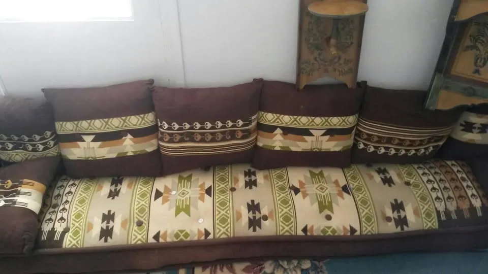 قعدة عربي كاملة كبرة فيها deux coins