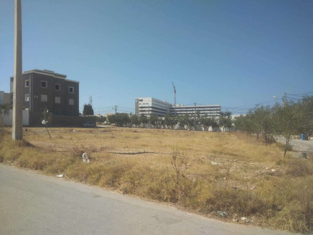 Terrain à vendre près de l'hôpital universitaire Tahar sfar