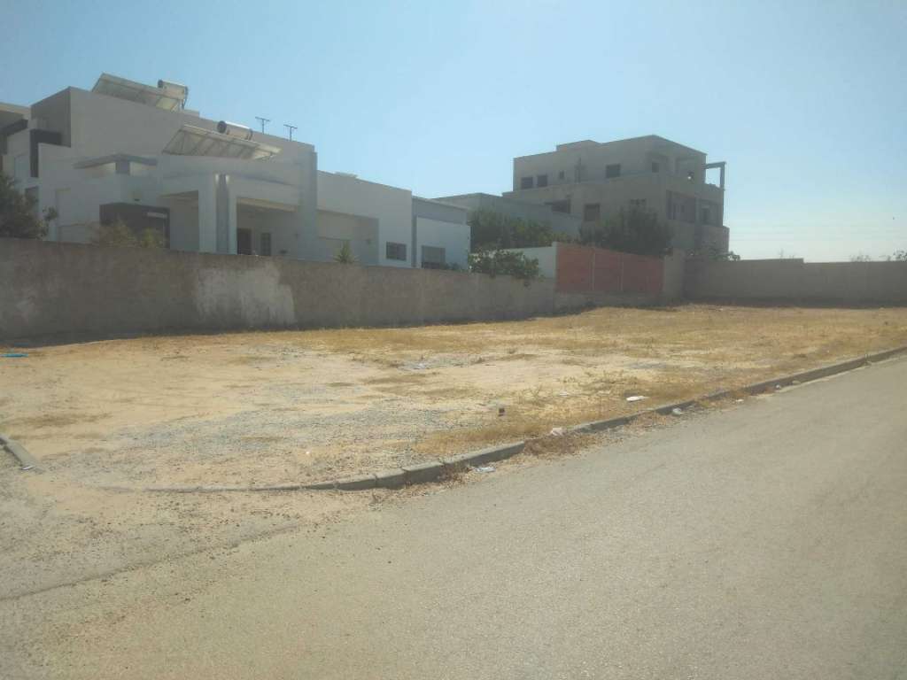 Terrain à vendre près de l'hôpital universitaire Tahar sfar