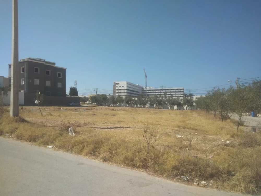 Terrain à vendre près de l'hôpital universitaire Tahar sfar