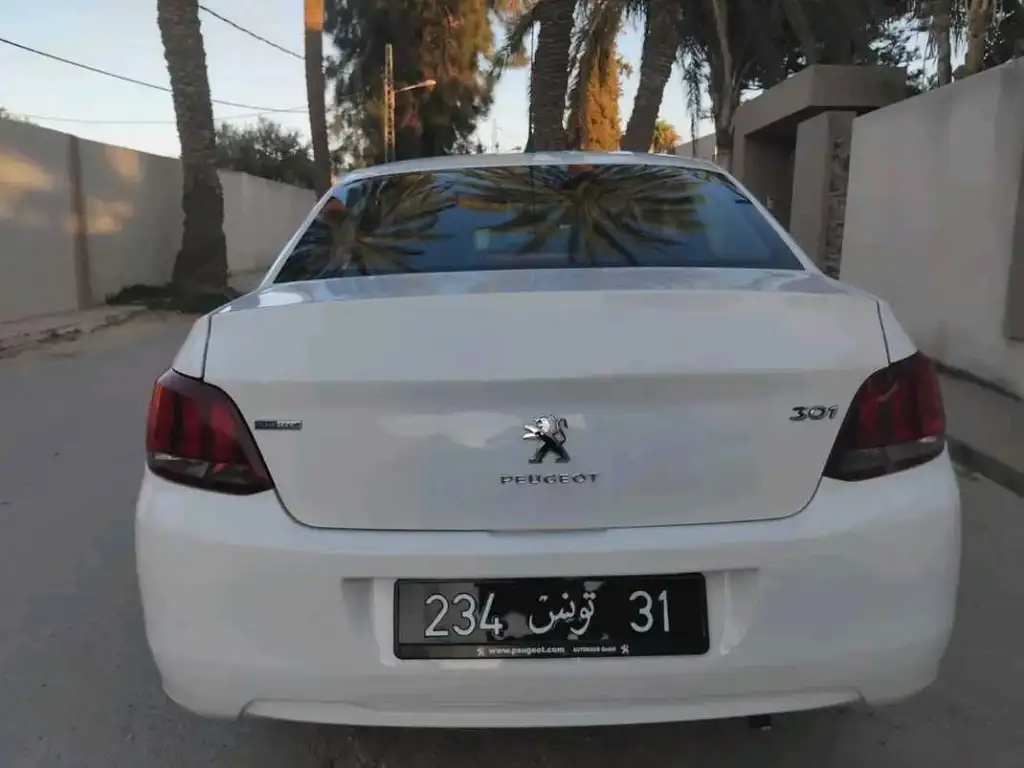 PEUGEOT 301 ACCESS PREMIÈRE MAIN EN EXCELLENT ÉTAT