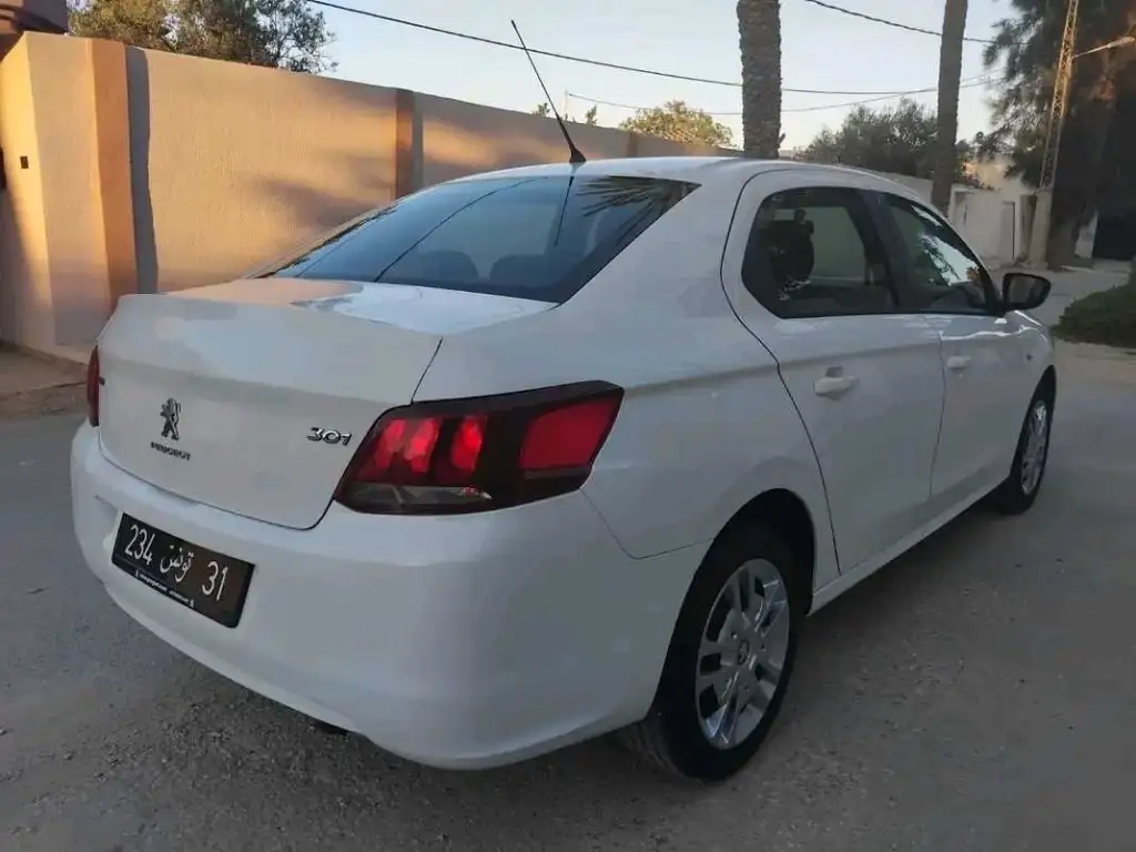 PEUGEOT 301 ACCESS PREMIÈRE MAIN EN EXCELLENT ÉTAT