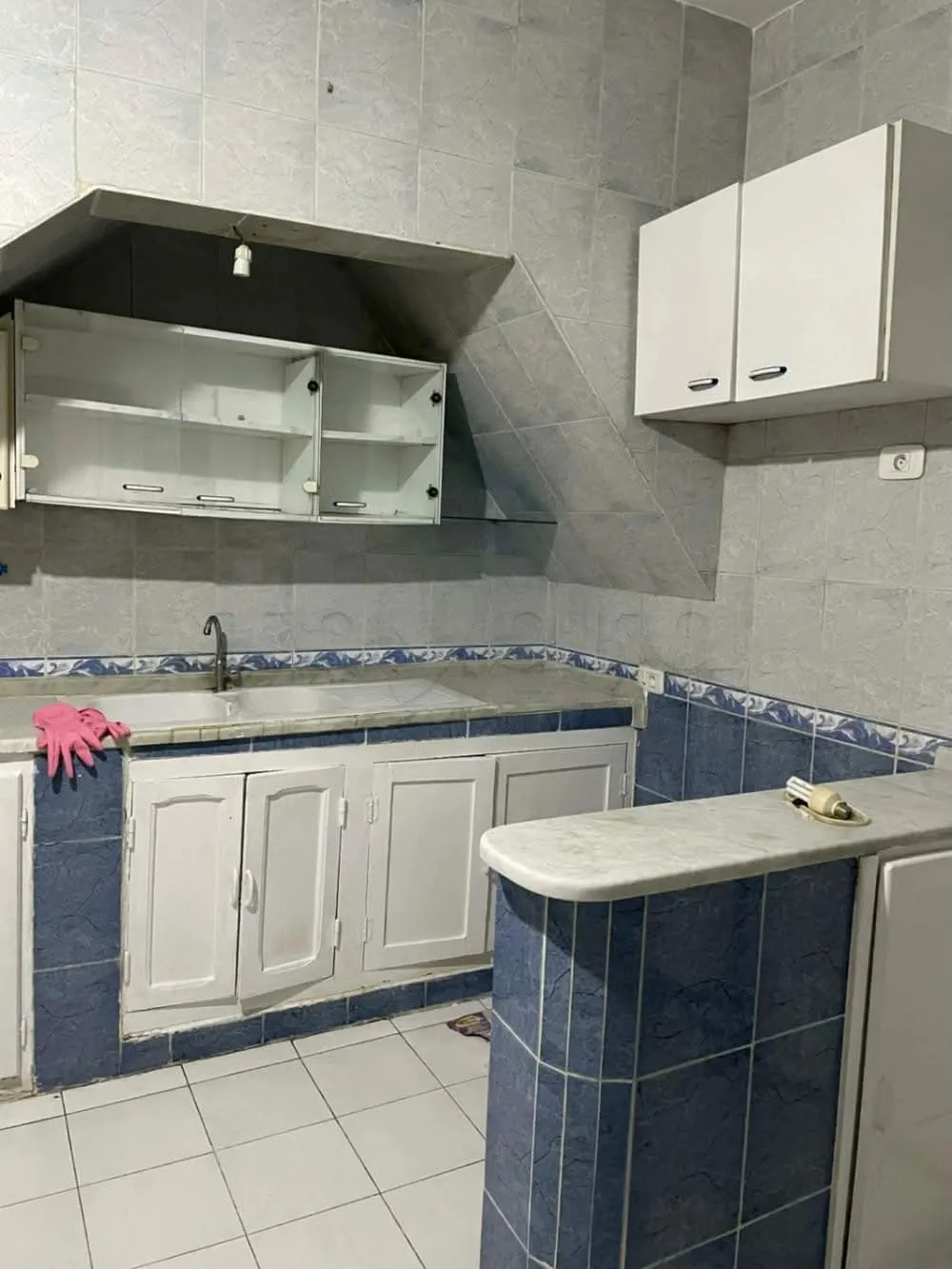 un étage d'une villa s+3 vide au 1er étage a louer a Cité Khadhra prés de Aziza