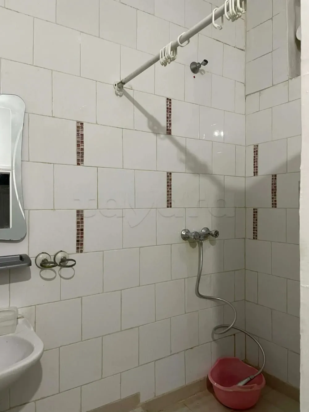 un étage d'une villa s+3 vide au 1er étage a louer a Cité Khadhra prés de Aziza