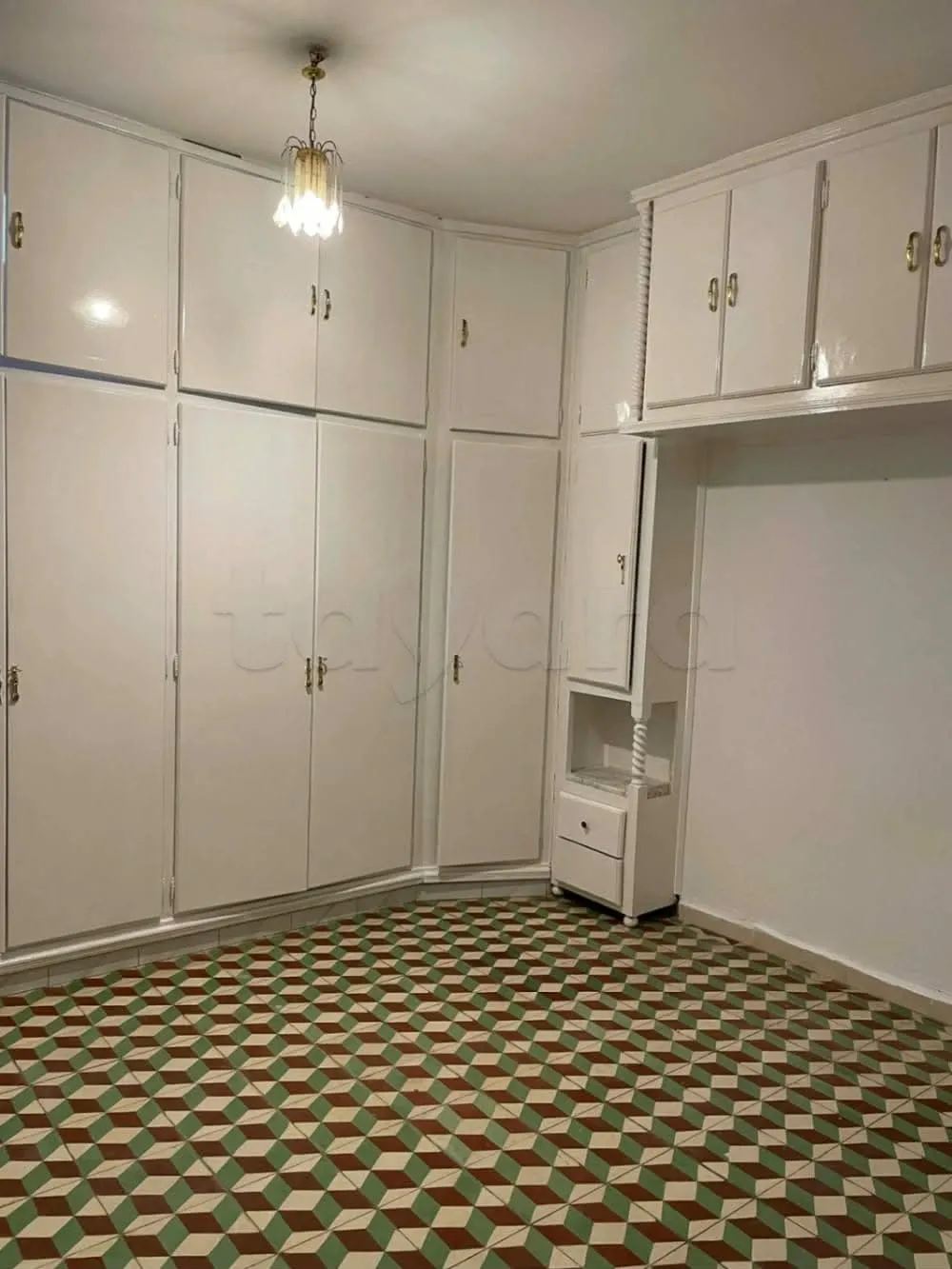 un étage d'une villa s+3 vide au 1er étage a louer a Cité Khadhra prés de Aziza