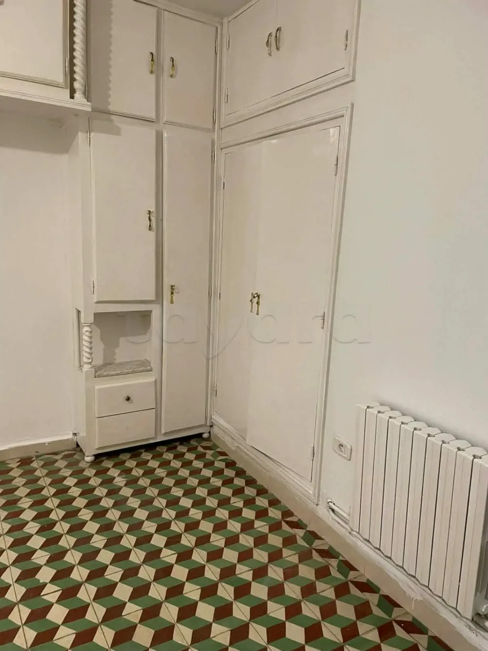 un étage d'une villa s+3 vide au 1er étage a louer a Cité Khadhra prés de Aziza