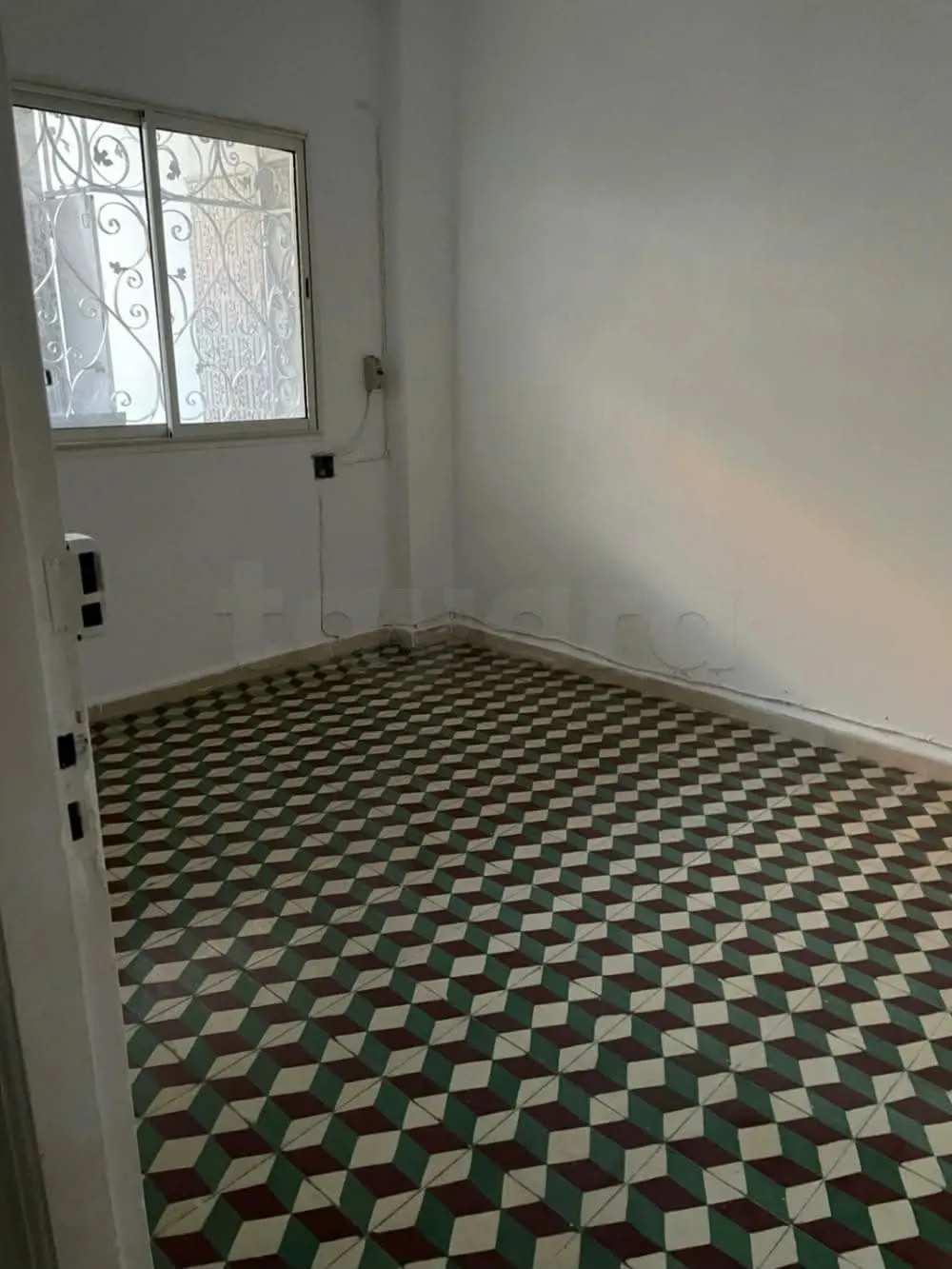 un étage d'une villa s+3 vide au 1er étage a louer a Cité Khadhra prés de Aziza