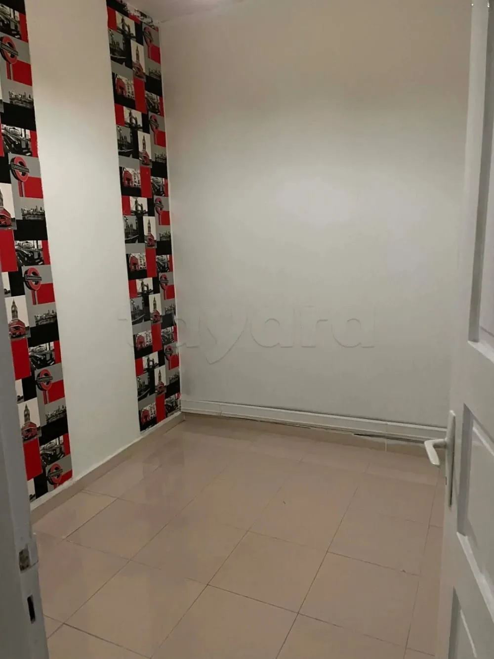 un étage d'une villa s+3 vide au 1er étage a louer a Cité Khadhra prés de Aziza