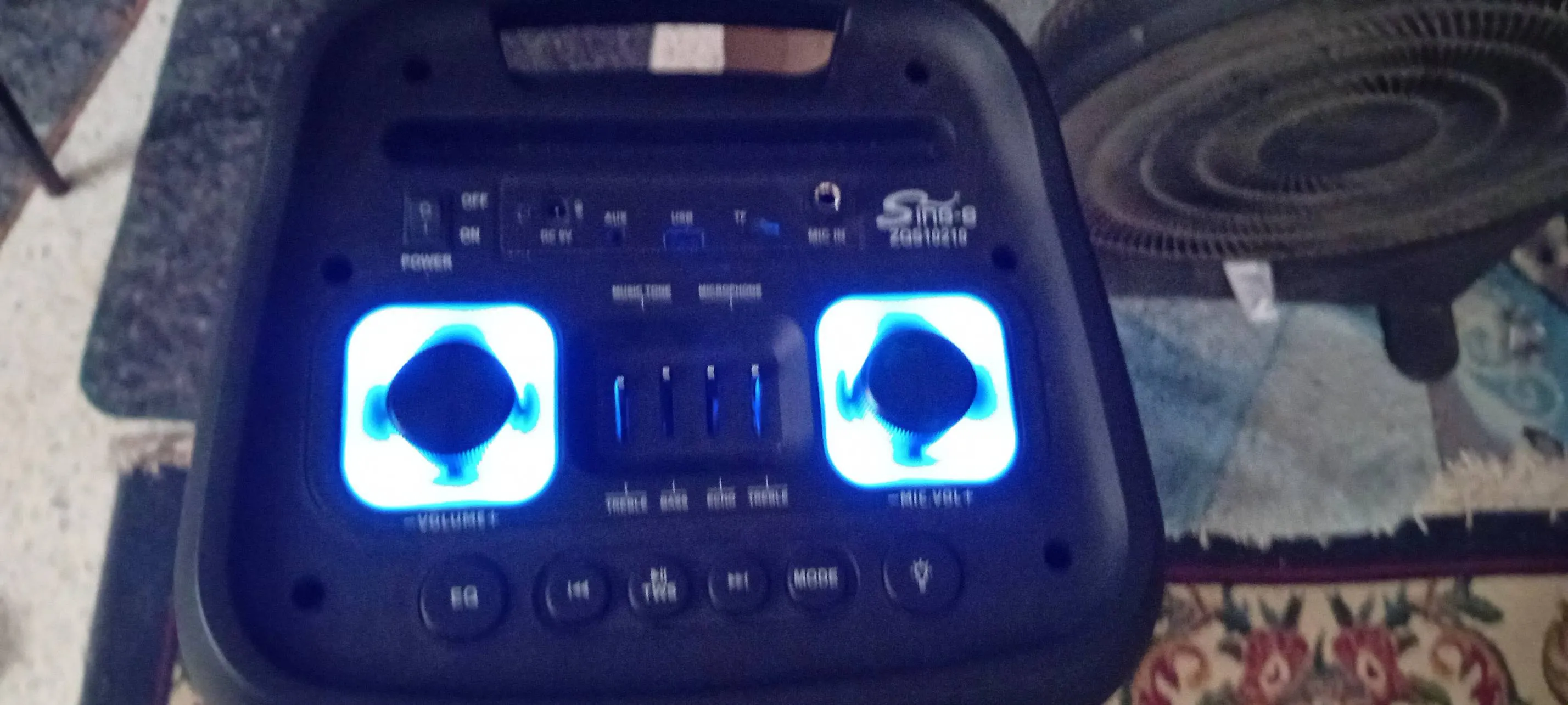 à vendre un haut parleur puissant (Multimedia Speaker) avec jeux de lumière