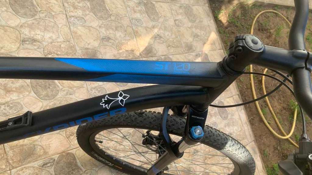 ROCKRIDER

Vélo vtt randonnee st 120 noir bleu 27,5"