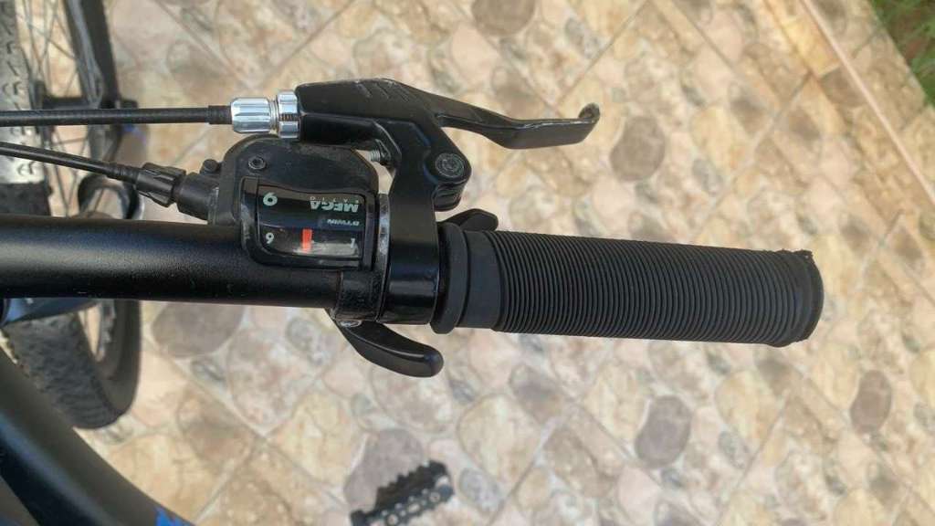 ROCKRIDER

Vélo vtt randonnee st 120 noir bleu 27,5"