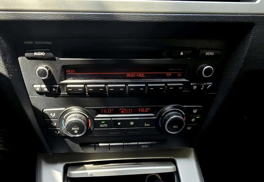 BMW 316 essence 2012 ⛔️  
         ✨️On accepte l'échange des voitures✨️
⁸ 29 13 00 12 / 53100 007