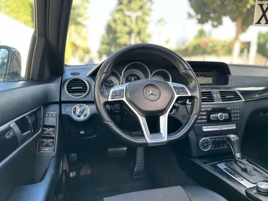 Mercedes C180 restyle phase 2 kit Amg premiere main etat neuf