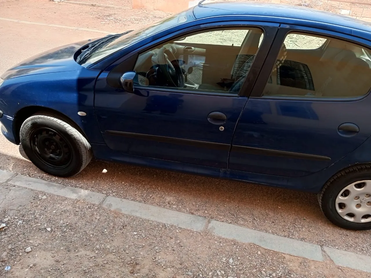 A vendre Peugeot 206 en bonne état 