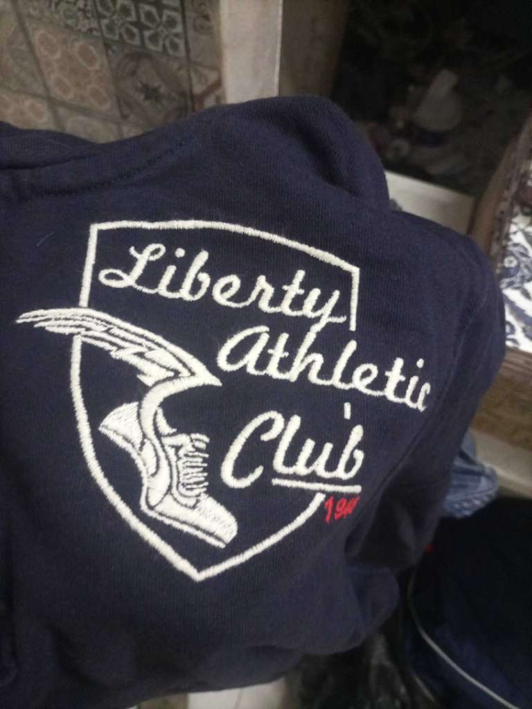 Capuche liberty atletic club comme neuf