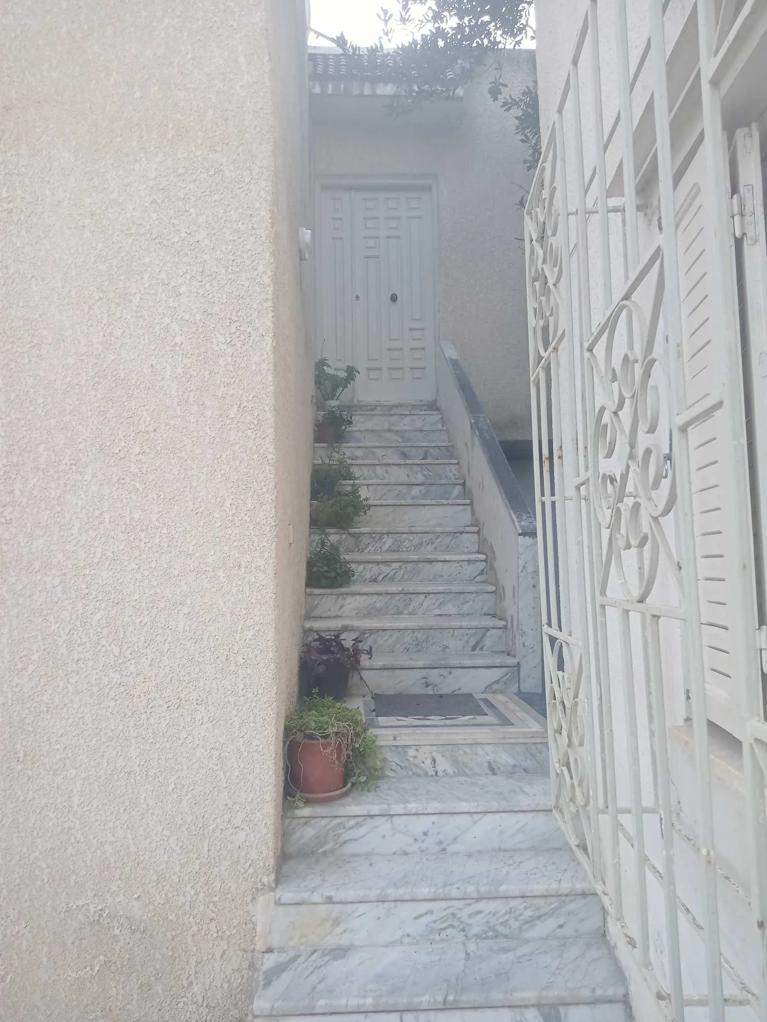 Grande Villa  sur  rue commerciale 