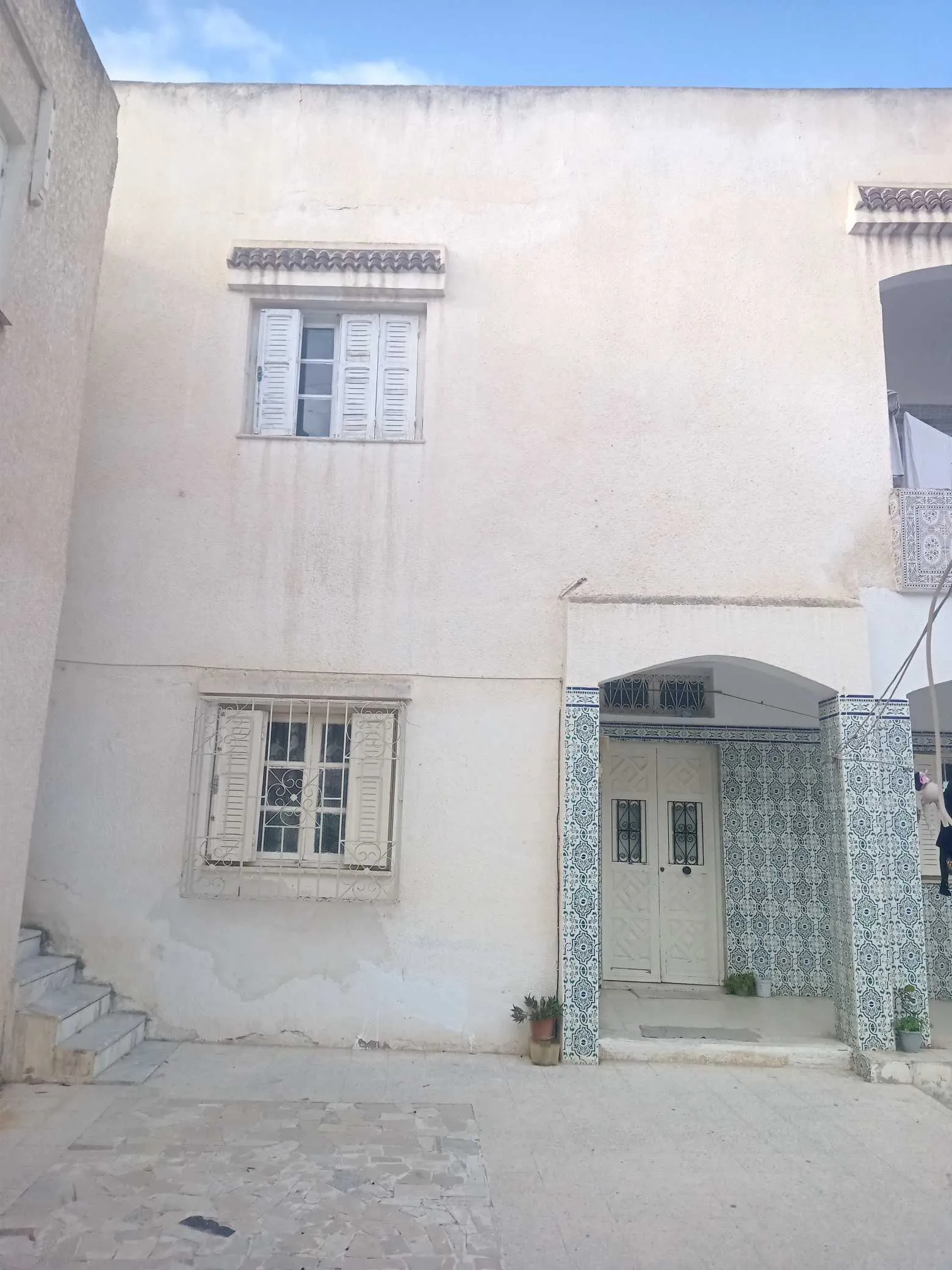 Grande Villa  sur  rue commerciale 