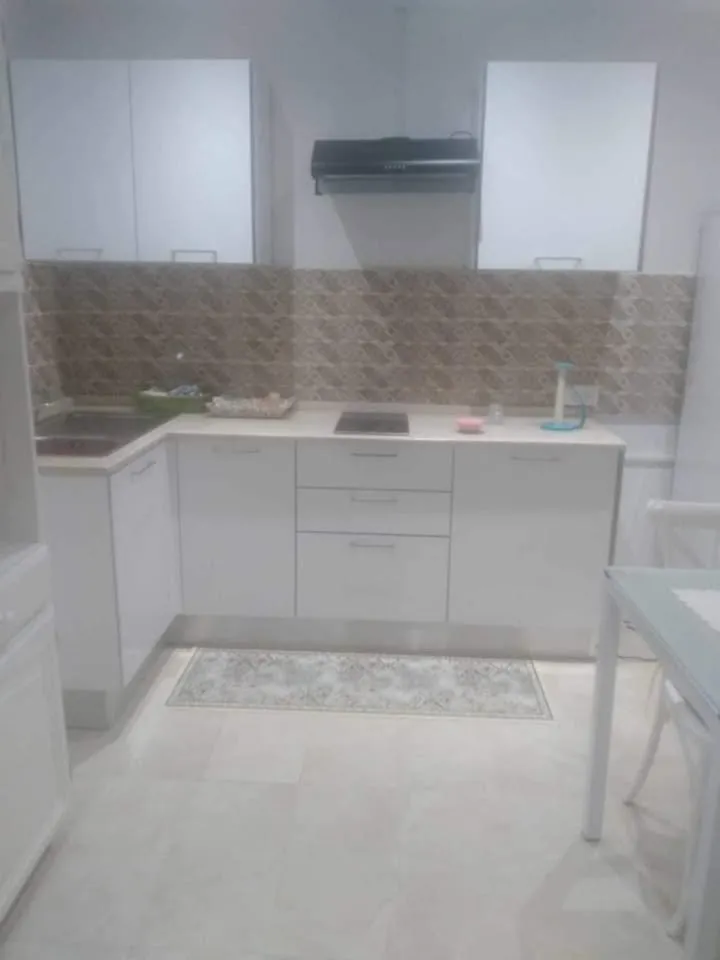 un étage de villa au RDC S+2 meublé situé à MANAR 2
