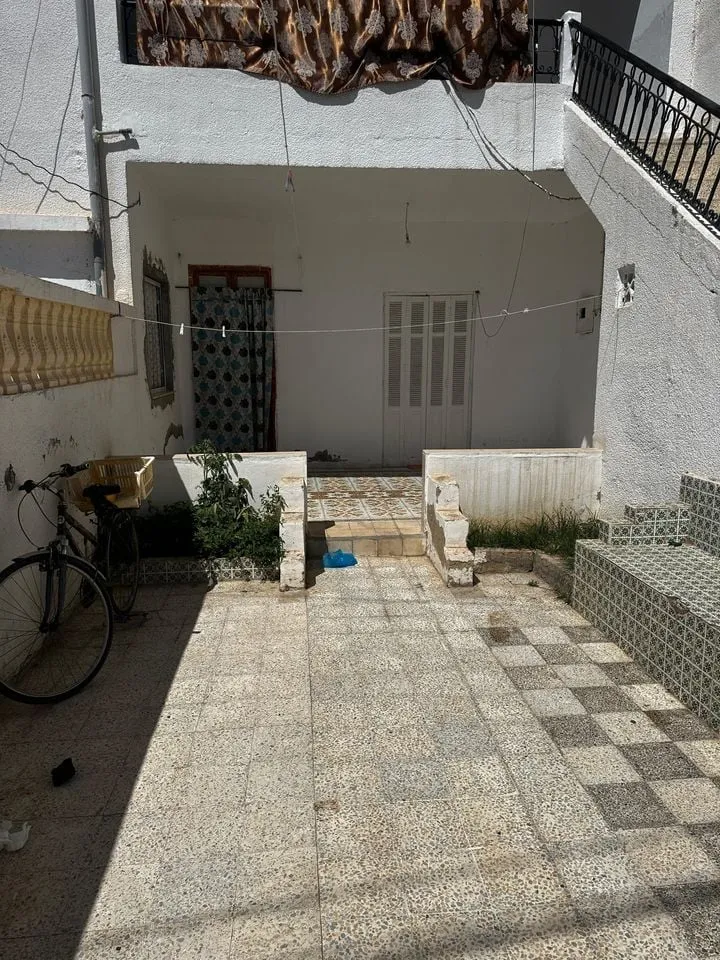 À Vendre Petite Villa de 2 Niveaux à Yassminette