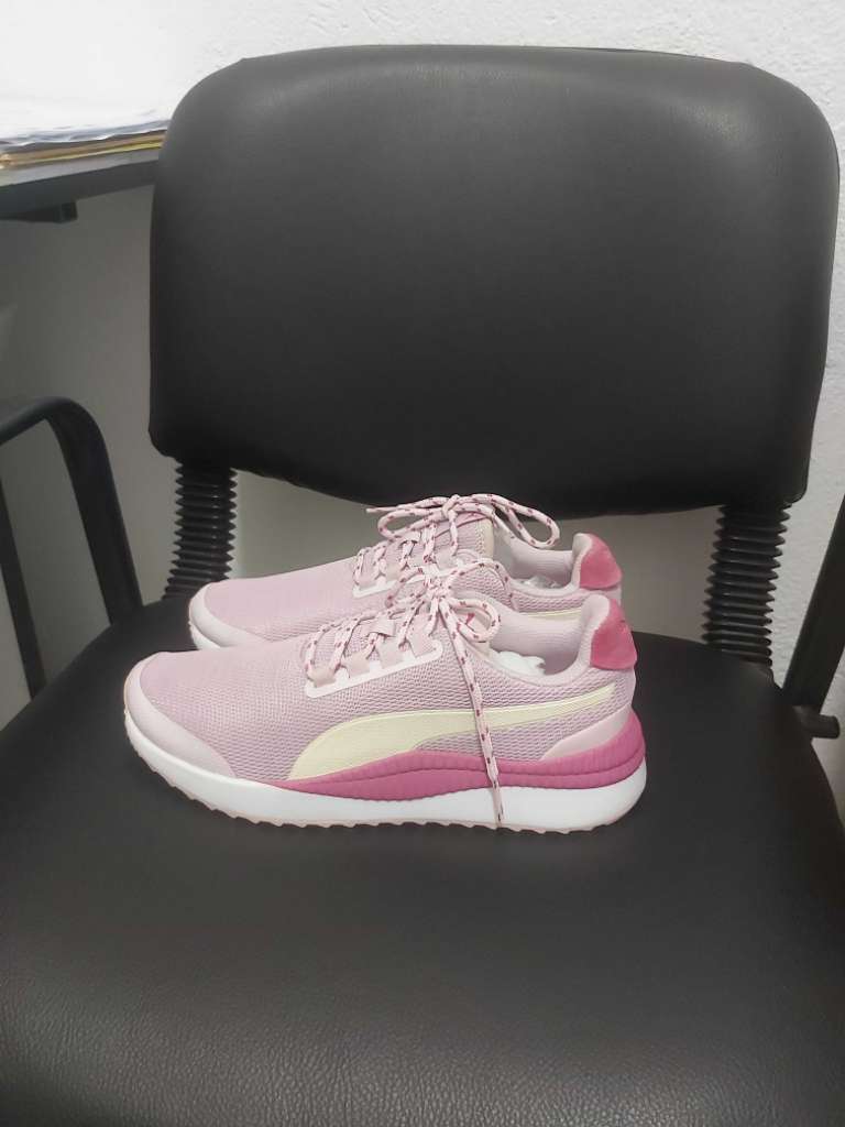 Chaussures de sport fille Puma d'origine importés taille 39 NEUF