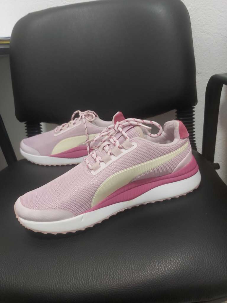 Chaussures de sport fille Puma d'origine importés taille 39 NEUF