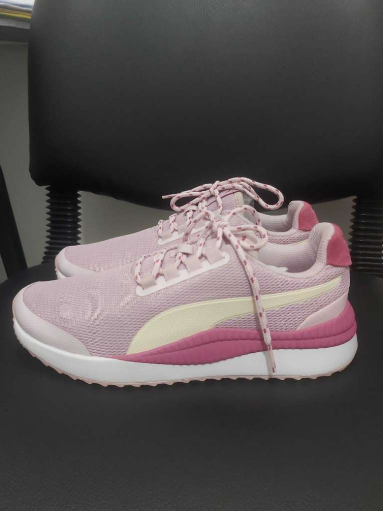 Chaussures de sport fille Puma d'origine importés taille 39 NEUF