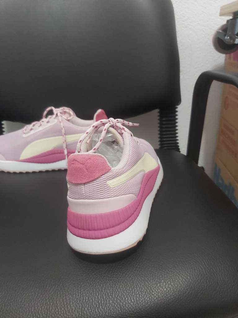 Chaussures de sport fille Puma d'origine importés taille 39 NEUF