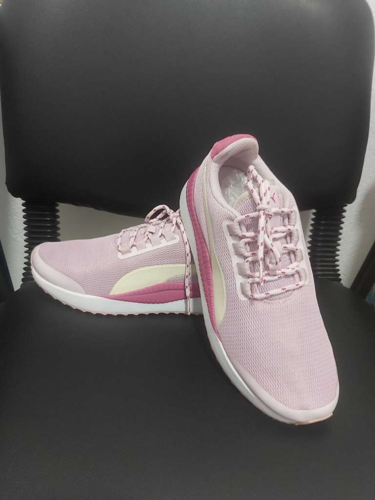 Chaussures de sport fille Puma d'origine importés taille 39 NEUF