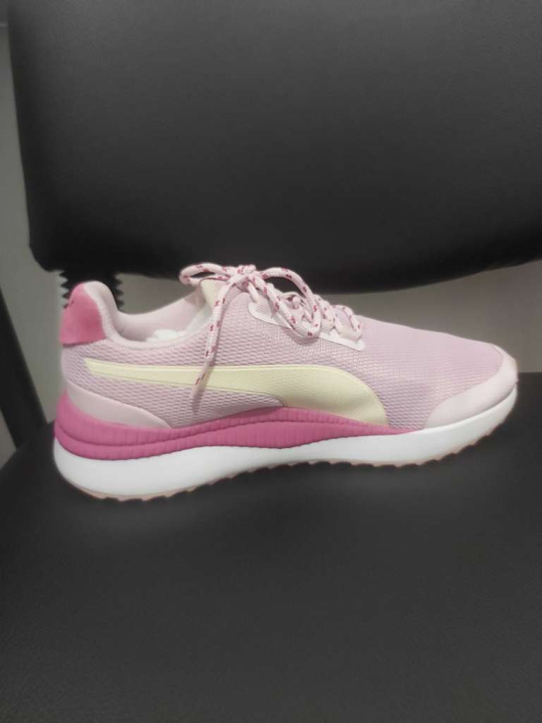 Chaussures de sport fille Puma d'origine importés taille 39 NEUF