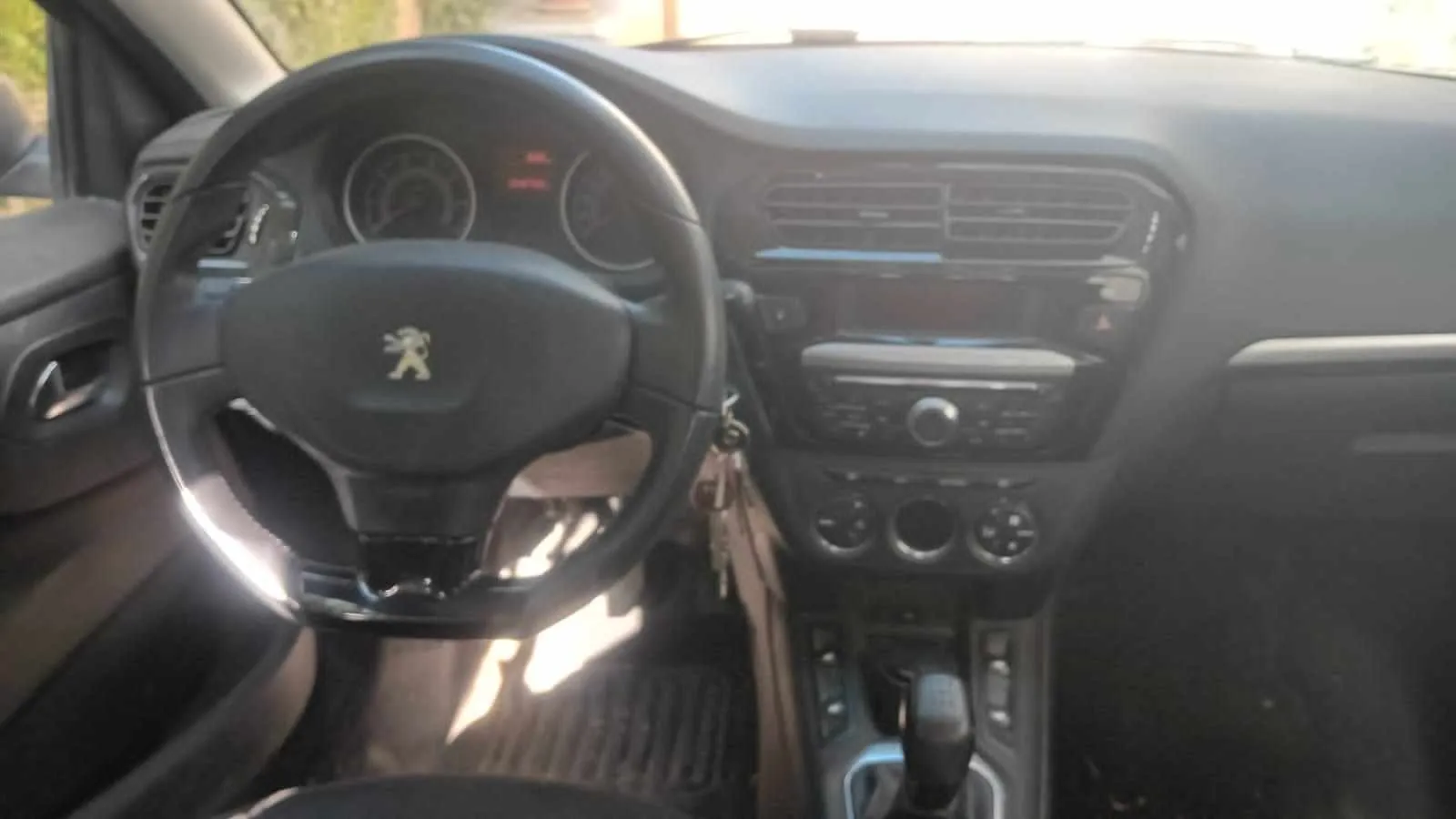301 Voiture de DAME peu utilisée 