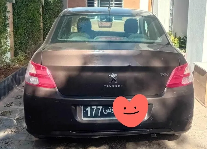 301 Voiture de DAME peu utilisée 