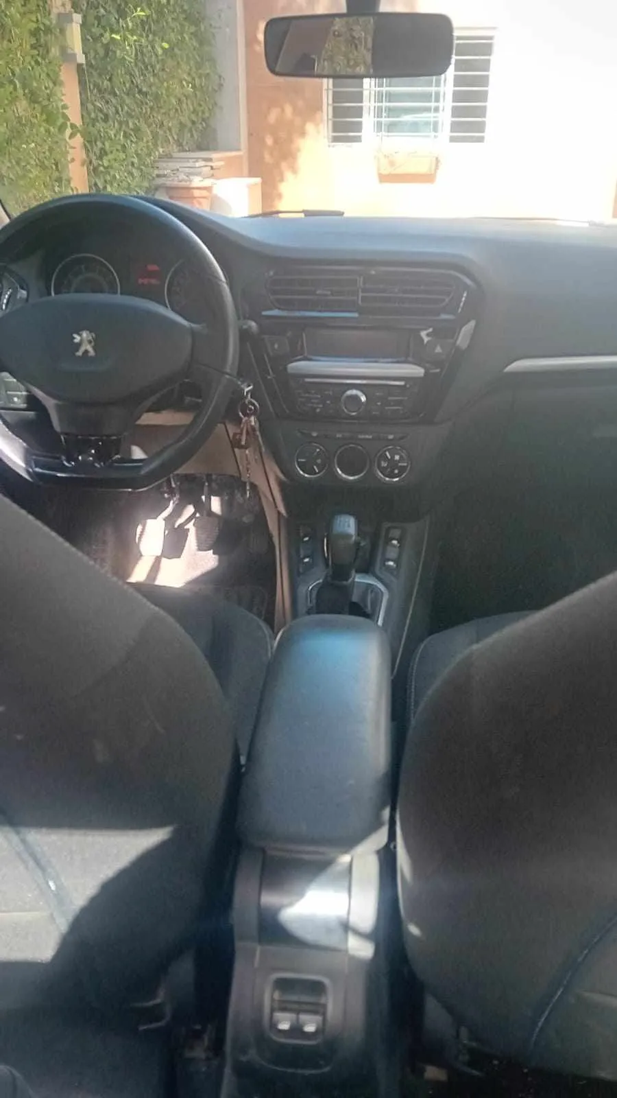 301 Voiture de DAME peu utilisée 