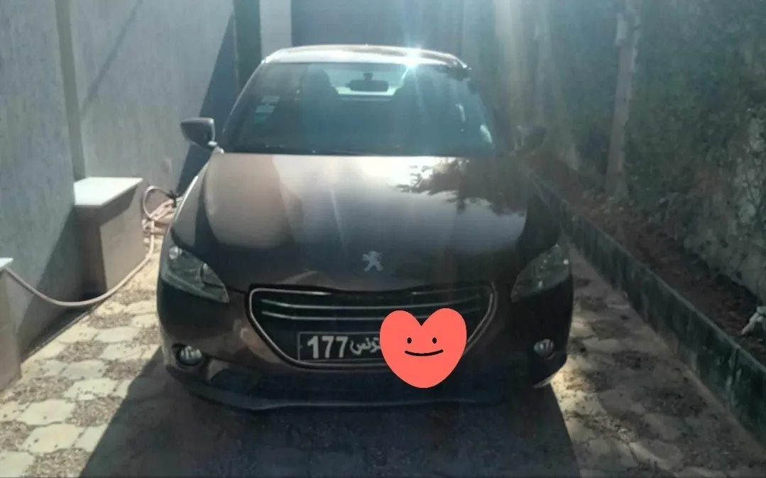 301 Voiture de DAME peu utilisée 