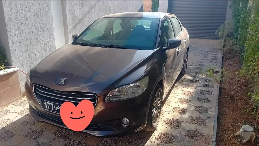 301 Voiture de DAME peu utilisée 
