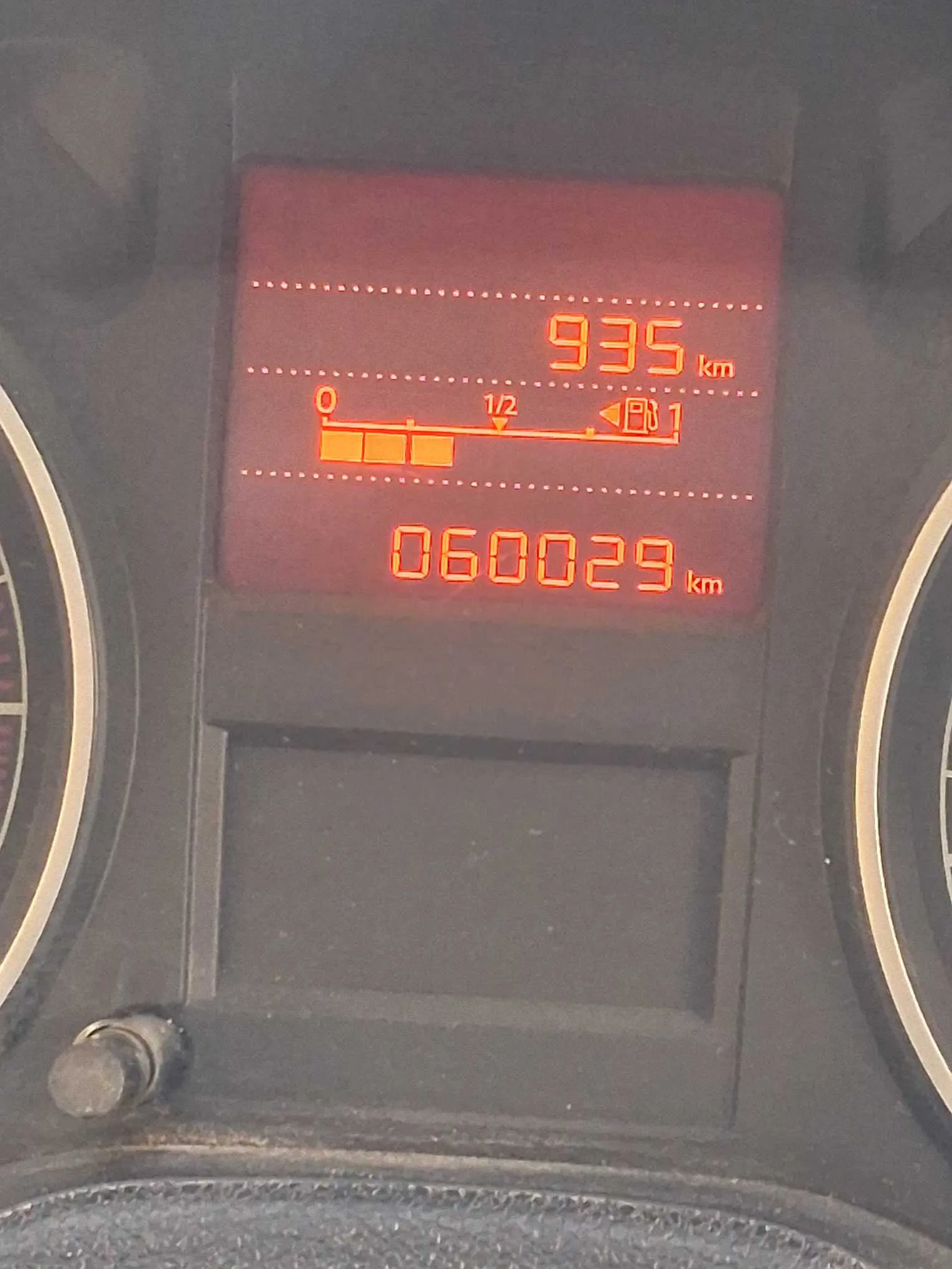 301 Voiture de DAME peu utilisée 