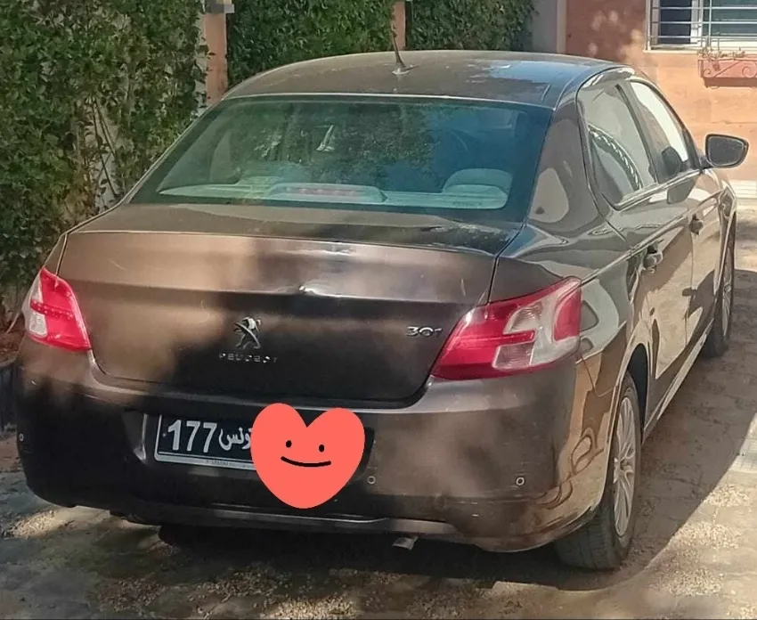 301 Voiture de DAME peu utilisée 