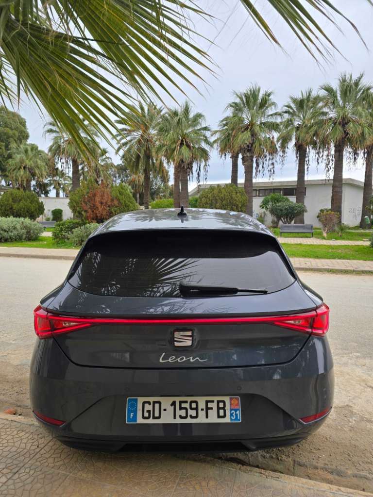 Av Seat Léon 2022 essence 6cv boîte 6 ttoption importée série 258 tél 23.964.164/27.550.630 