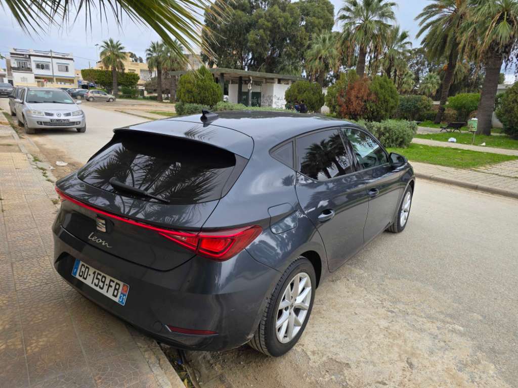 Av Seat Léon 2022 essence 6cv boîte 6 ttoption importée série 258 tél 23.964.164/27.550.630 