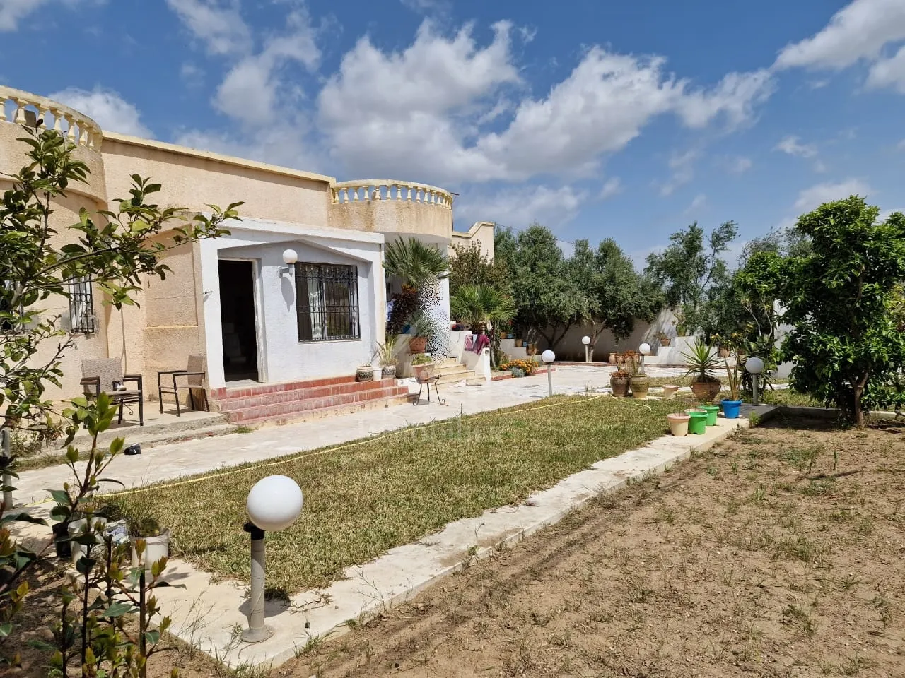 Une villa S+3 avec garage et jardin à vendre à Birbouregba 51355351
